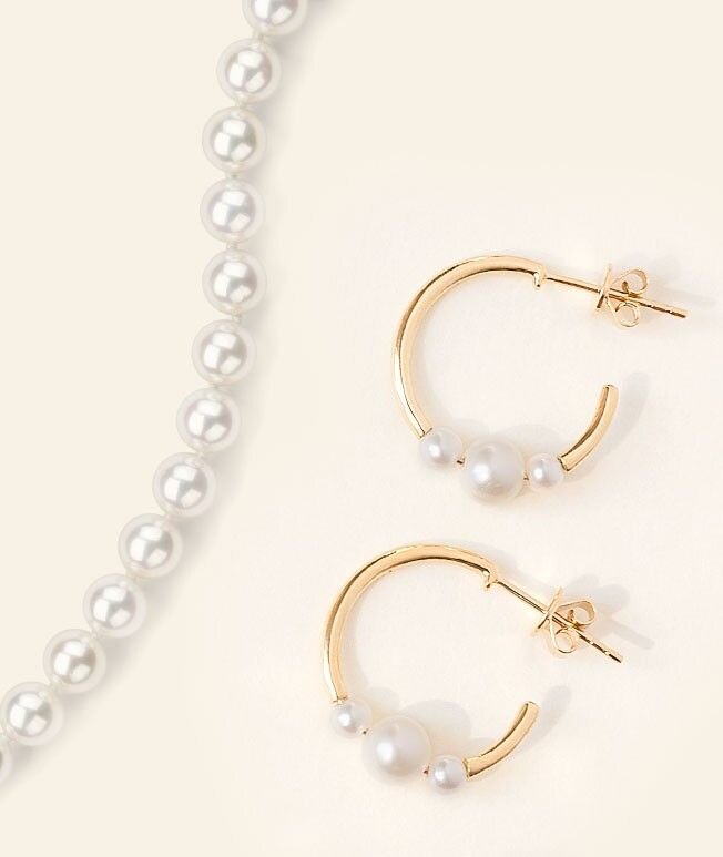 Pearl necklace and pearl earrings